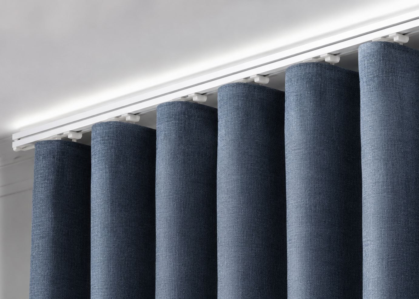 Cortina Onda Moderna azul con riel blanco a techo