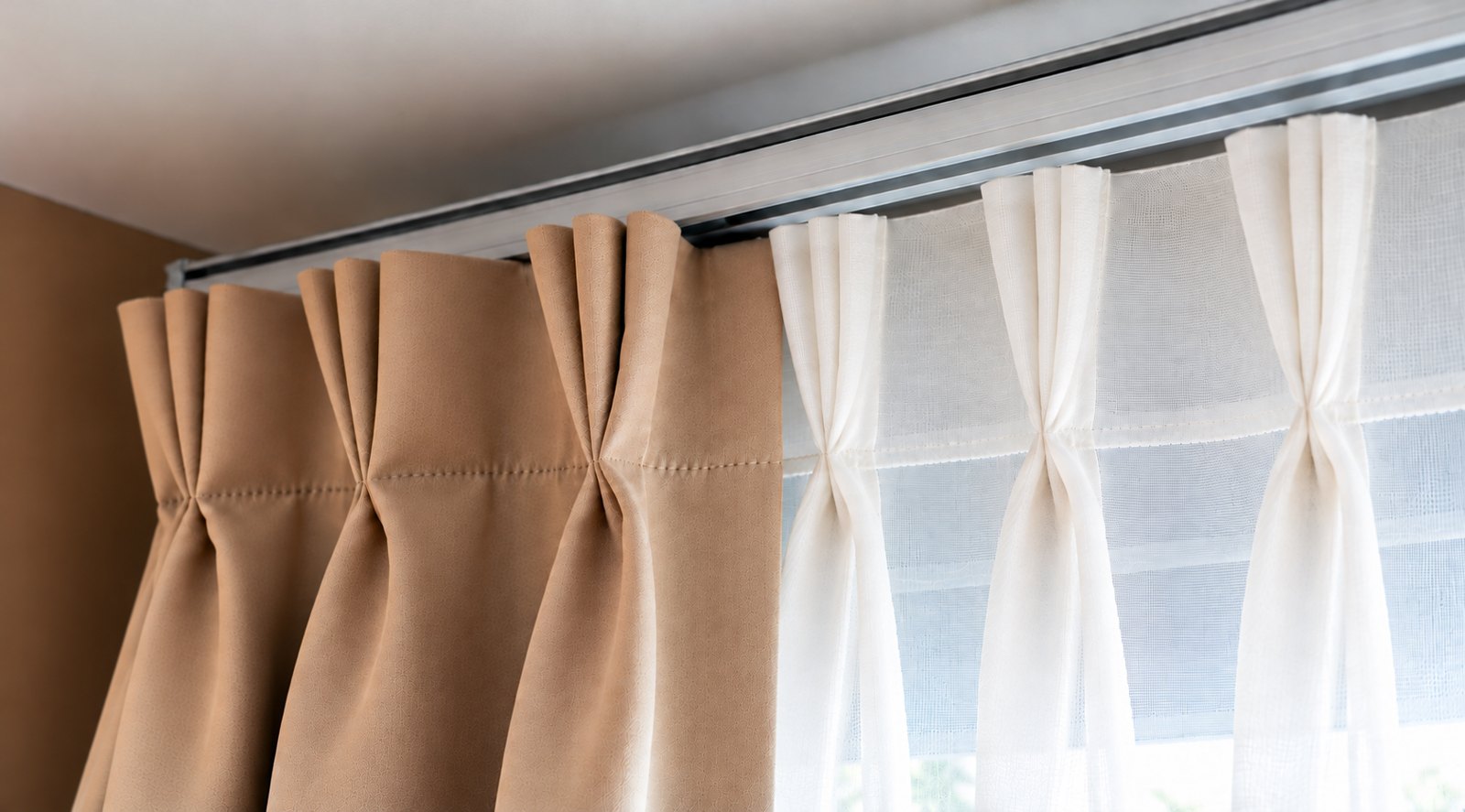 Detalle de cortinas Pliegue Francés en blackout y velo